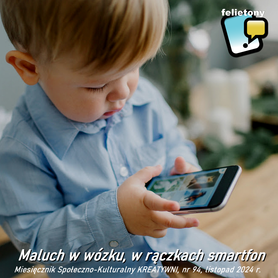 Maluch w wózku, w rączkach smartfon...